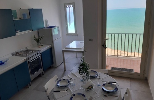 Cava dʼAliga Apartment | MAVI apartment 2 MIN WALKING DISTAN from the SEA, terrace with sea view.IDROMASS