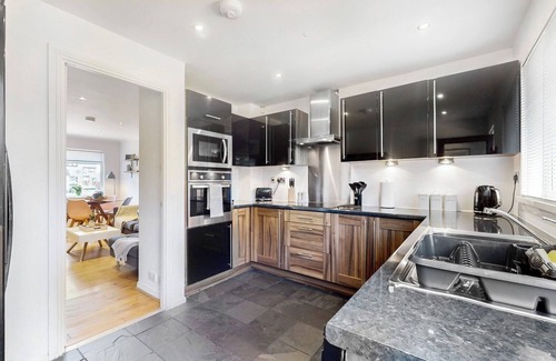 Glasgow House | MAVISBANK GARDENS - Modern 2 Bedroom House Near Hydro with Private Garden & Free Parking