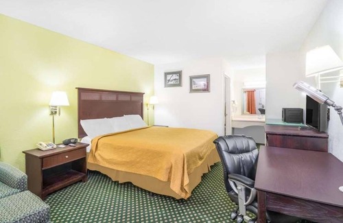 Lookout Valley Neighborhood Association Hotel | Maximum Comfort! Comes w/Free Parking, Pool, Short Drive to Coker Tire Museum!