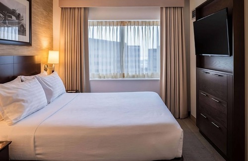 O'Hare Hotel | Maximum Comfort! w/Complimentary Airport Shuttle Service, Pets are Welcome!