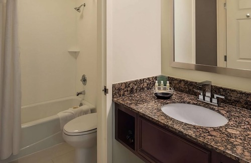 O'Hare Hotel | Maximum Comfort! w/Complimentary Airport Shuttle Service, Pets are Welcome!