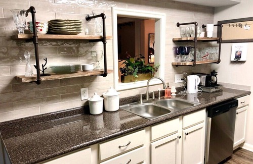 Tyler House | MAY'S FLOWERS , Stylish 4 Bedroom house, High Speed Internet, Equipped Kitchen