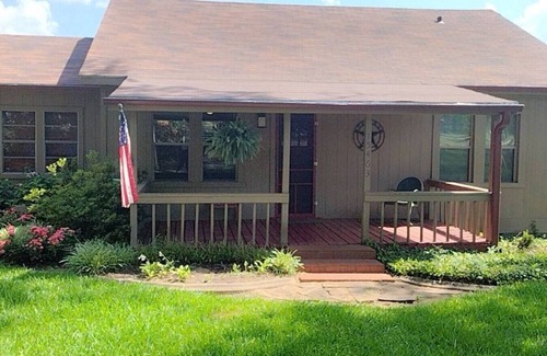 Smith County Cottage | Mayberry Lakeshore Cottage at Lake Palestine