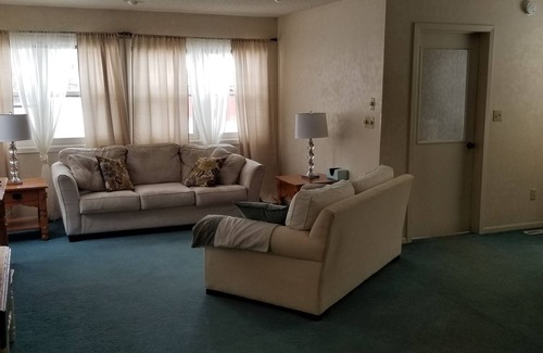 Crosby House | Mayer House - large home, sleeps 9, 3 blocks from trail head