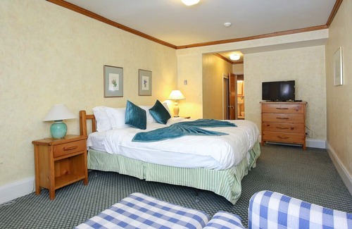 Georgina Cottage | Mayfair Cottage for large groups at Jackson Point (Mayfair)