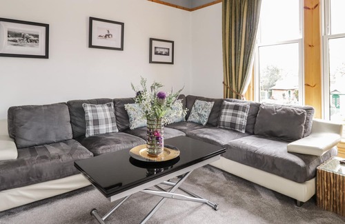 Dumfries Cottage | MAYFIELD HOUSE, family friendly, with hot tub in Dumfries