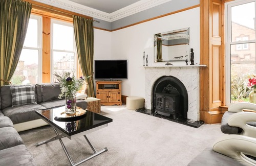 Dumfries Cottage | MAYFIELD HOUSE, family friendly, with hot tub in Dumfries