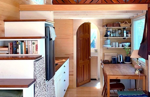 Glenville Cabin | Mayfly Tiny House on fresh water Lake Ainslie 12 min distant to Inverness beach