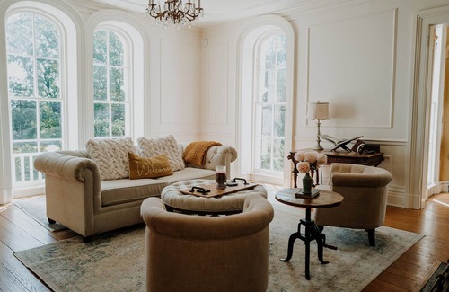 Orange Bed & Breakfast | Mayhurst Inn