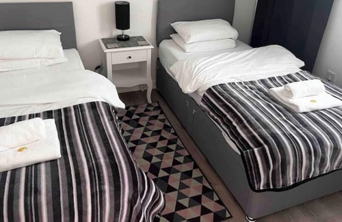 Maldon House | Mayland Motel - Large Family Room
