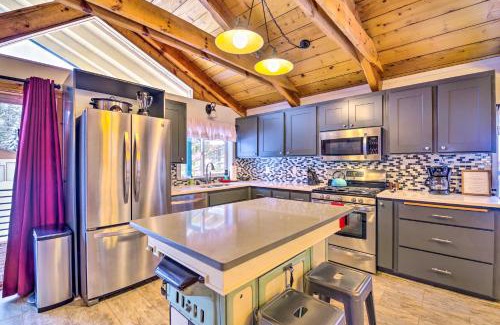 McCall House | McCall Retreat with Hot Tub - half Mi to Downtown!
