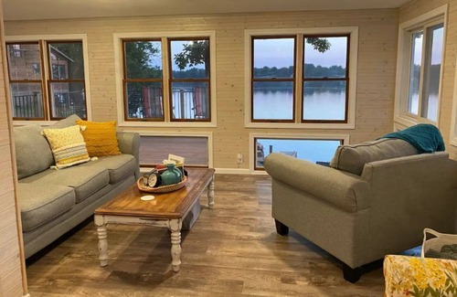 Havana House | McCarthy Lake Cottage-private beach, views & more!