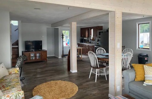 Havana House | McCarthy Lake Cottage-private beach, views & more!