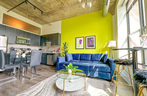 Near South Side Apartment | McCormick 2B/2Ba for up to 8 guests with Optional Parking