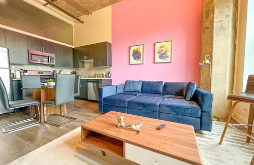 Near South Side Apartment | McCormick 2B/2Ba for up to 8 guests w Skyline view
