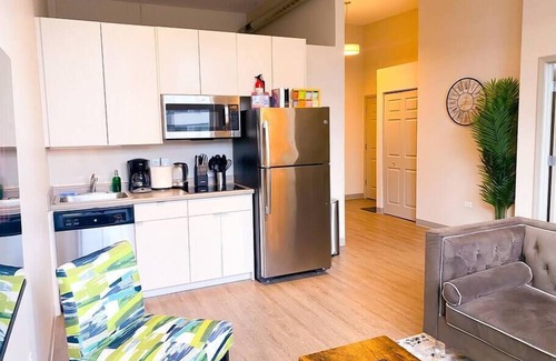 Near South Side Apartment | McCormick Oasis 2br/2ba with Optional Parking/Patio/Gym/sleeps 6