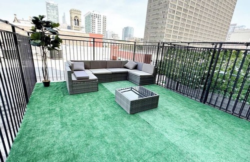 Near South Side Apartment | McCormick Patio skyline view 2b/2b with optional Parking/sleep 6