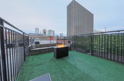 Near South Side Apartment | McCormick Patio skyline view 2b/2b with optional Parking/sleep 6