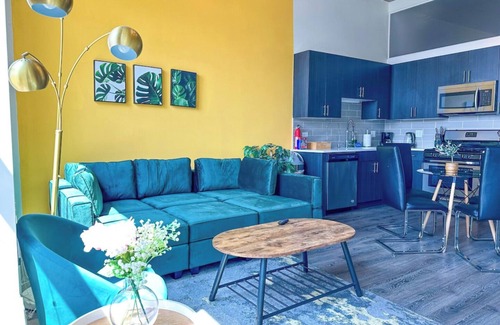 Near South Side Apartment | McCormick Place 2b/2b family unit with optional parking for up to 8 guests
