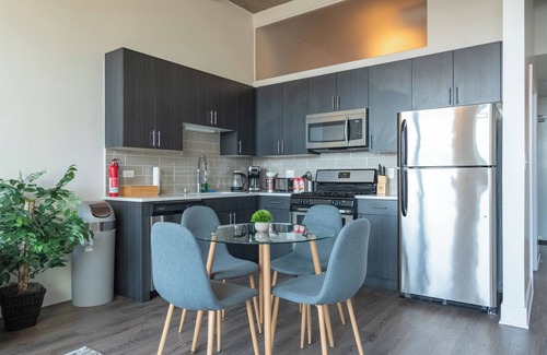 Near South Side Apartment | McCormick Place 2b/2b family unit with optional parking for up to 8 guests