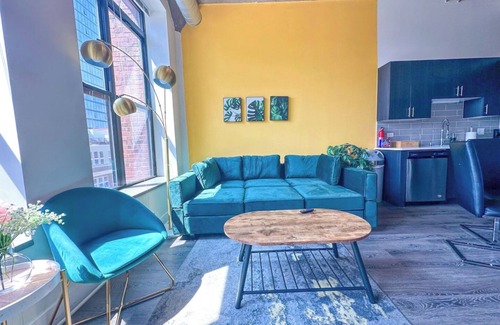 Near South Side Apartment | McCormick Place 2b/2b family unit with optional parking for up to 8 guests