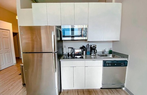 Near South Side Apartment | McCormick Place 2br/2ba with optional parking that sleeps 6