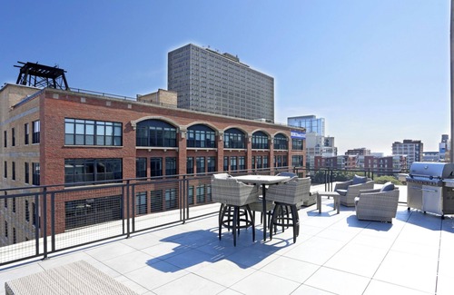 Near South Side Apartment | McCormick Place 2br/2ba with optional parking that sleeps 6