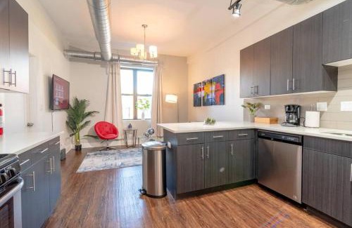 Near South Side Apartment | McCormick Place Charming 420 Friendly 3BR Suite with Optional Parking Sleeps 8 Guests Near Soldier Field and Lakefront Trail