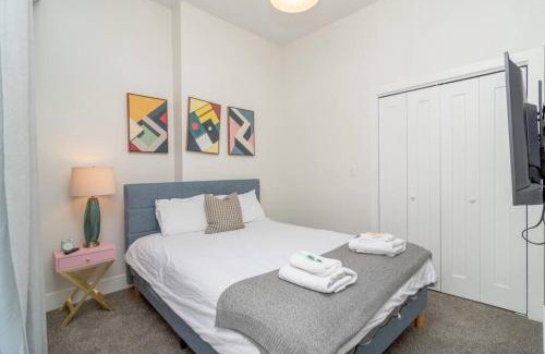Near South Side Apartment | McCormick Place Charming 420 Friendly 3BR Suite with Optional Parking Sleeps 8 Guests Near Soldier Field and Lakefront Trail