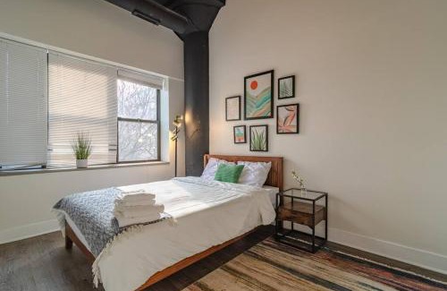 Near South Side Apartment | McCormick Place Huge 2BR Cozy Loft Suite with Optional Parking Sleeps 8 Near Soldier Field and Grant Park