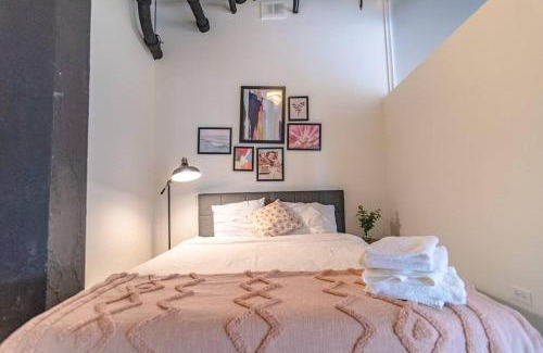 Near South Side Apartment | McCormick Place Huge 2BR Cozy Loft Suite with Optional Parking Sleeps 8 Near Soldier Field and Grant Park