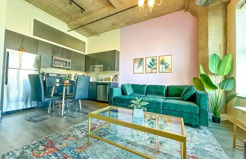 Near South Side Apartment | McCormick Place Skyline view 2br/2ba with optional parking for up to 8 guests