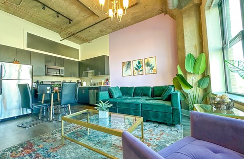 Near South Side Apartment | McCormick Place Skyline view 2br/2ba with optional parking for up to 8 guests