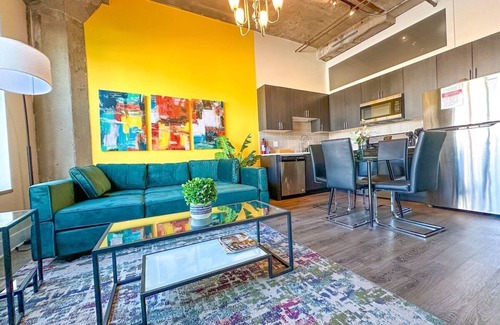 Prairie District Apartment | McCormick Place Skyline view 2br/2ba with optional parking for up to 8 guests