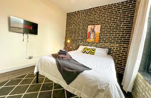 Near South Side Apartment | McCormick Place Spacious 5BR Suite with Pool Table & Optional Parking Sleeps 10 Near Soldier Field and Grant Park