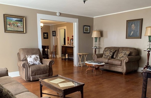 Marathon House | McGonagill House ~ 2 King beds/1 dbl