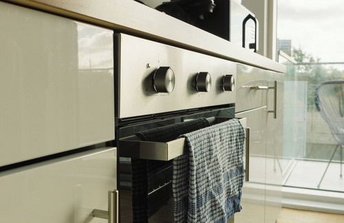 Trafford Apartment | MCR's Luxurious 2 Bed Haven with Balcony - Proximity to Manchester United