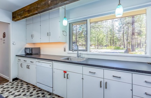 Sunriver Condo | MEAD05 - Short Walk to Village, Spacious Grass Lawn