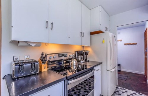Sunriver Condo | MEAD05 - Short Walk to Village, Spacious Grass Lawn