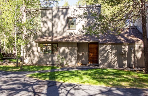 Sunriver Condo | MEAD05 - Short Walk to Village, Spacious Grass Lawn