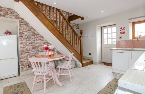 Craven Arms House | MEADOW BARN, character holiday cottage, with hot tub in Aston On Clun