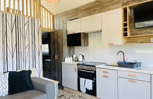 Rhayader Cottage | Meadow Retreat - Cabin sleeping 6 guests in 1 bedroom