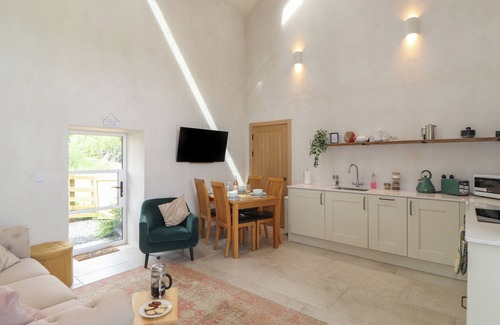 Penrith Cottage | MEADOW SYKE BARN, pet friendly, with hot tub in Bampton, Cumbria