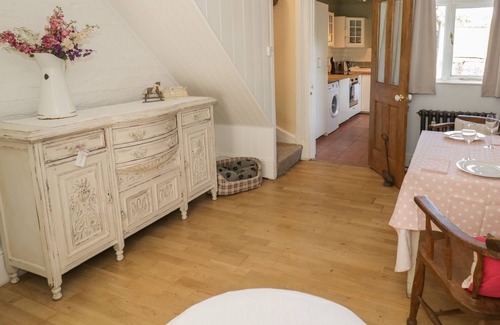 Banbury Cottage | MEADOW VIEW, pet friendly, with a garden in Banbury