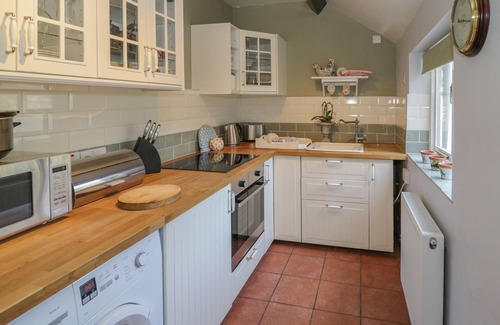 Banbury Cottage | MEADOW VIEW, pet friendly, with a garden in Banbury