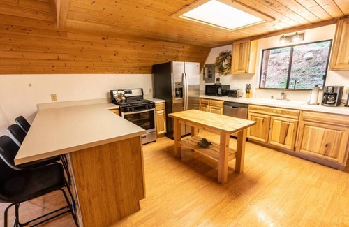 Duck Creek Village Cabin | Meadow View Retreat!
