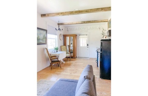 Snowflake Apartment | Meadowlark Cottage apartment, private entrance