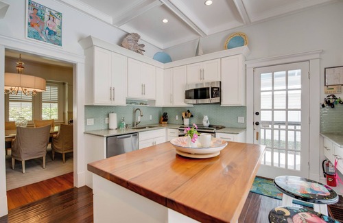 Meadows House | Meadows Manor | Elegant Oasis with Private Pool & Parking! Weekly Rental