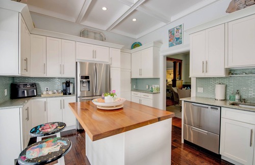 Meadows House | Meadows Manor | Elegant Oasis with Private Pool & Parking! Weekly Rental