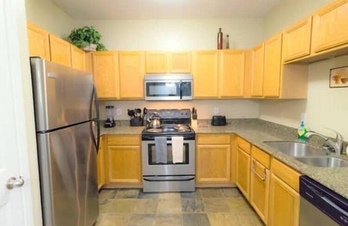 South Central Houston Apartment | Med Ctr. Perfect for a Large Group. 4/bed, 4/bath.